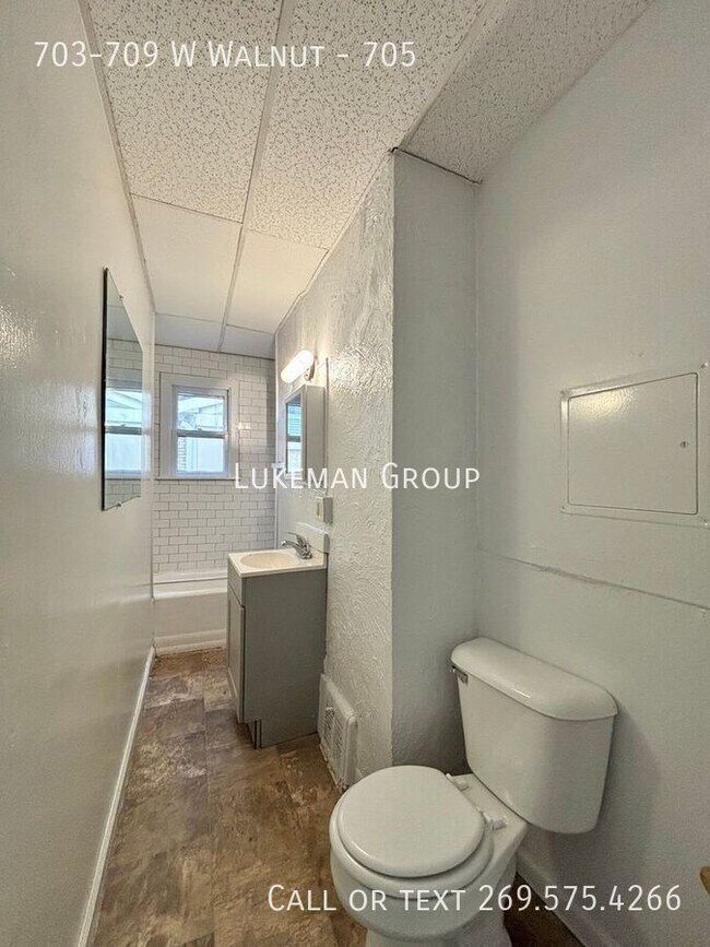 Foto del edificio - 703-709 W Walnut-705