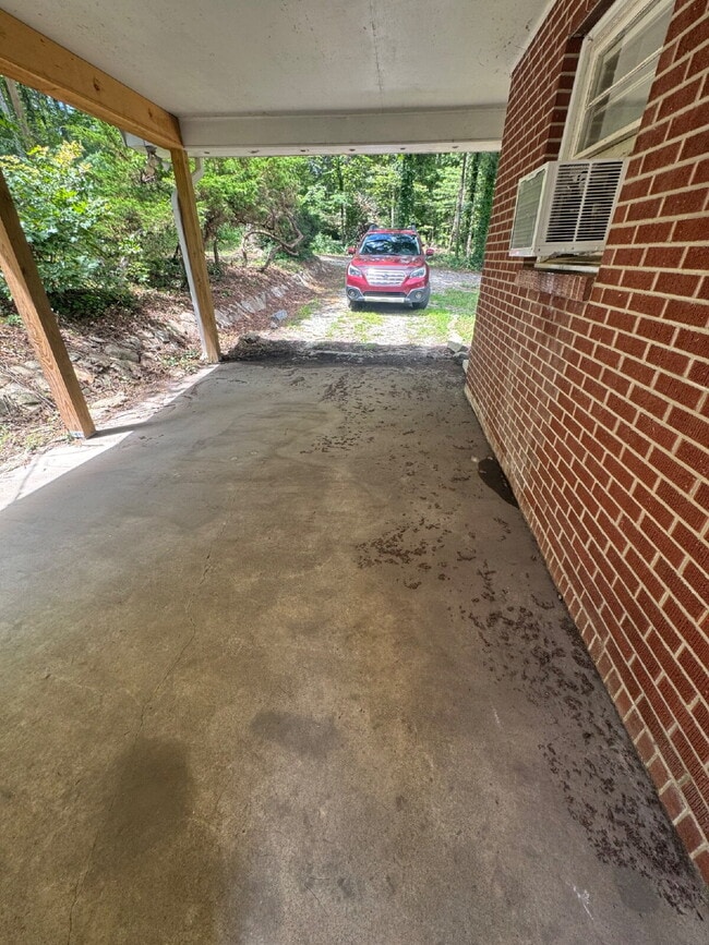 Building Photo - 707 Rhodes Park Dr