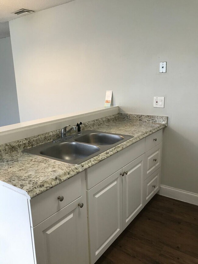 Building Photo - 2 br, 1 bath House - 205 E TIFFANY DR #1