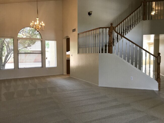 Foto del edificio - Gilbert Home - 5 Bed + Den & 2.75 Bath with Beautiful Pebble Teck Pool