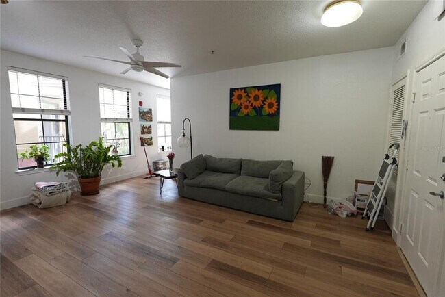 Building Photo - 911 N Orange Ave