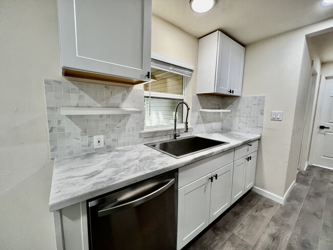Kitchen - 6119 Ridgeway Dr