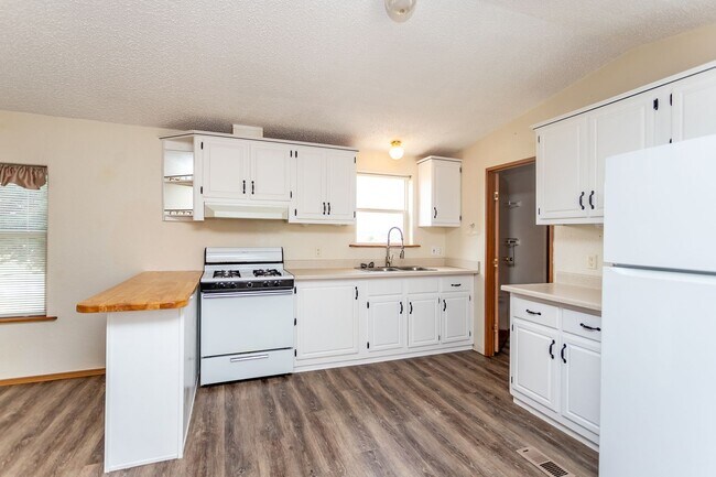 Building Photo - Charming Home on a Spacious Lot with No HOA!
