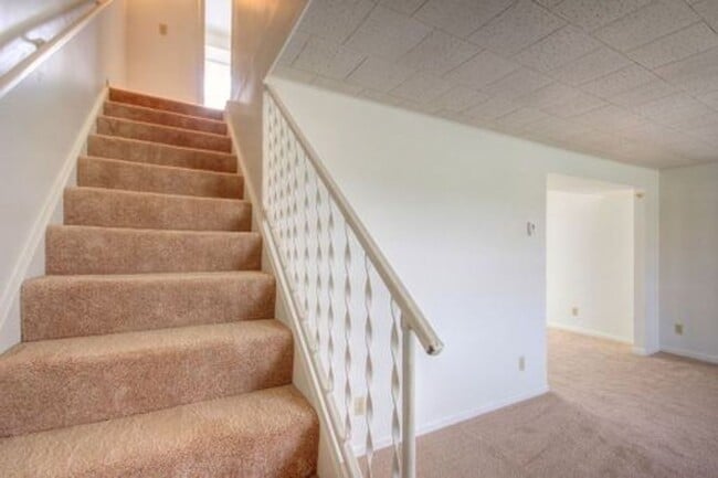 Building Photo - 1010 Crescent Dr