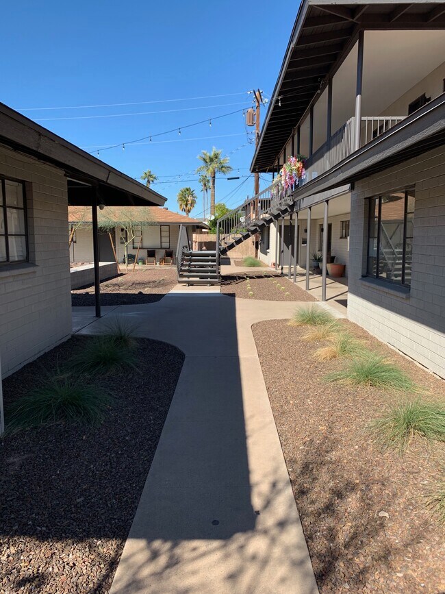 Grounds - 746 W Turney Ave, Apt 3