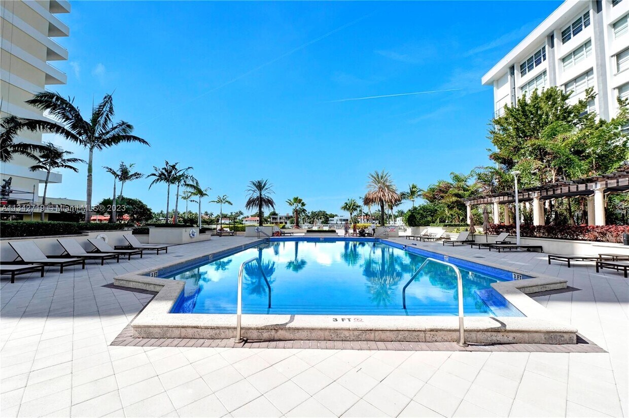 Primary Photo - 5600 Collins Ave