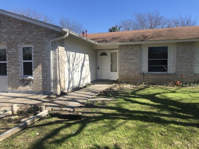 Building Photo - 1554 Willowbrook St