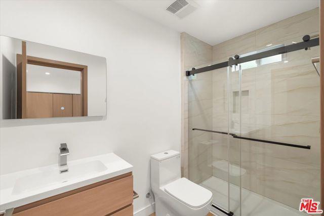 Foto principal - 11023 1/2 Blix Street, Los Angeles, CA 916...