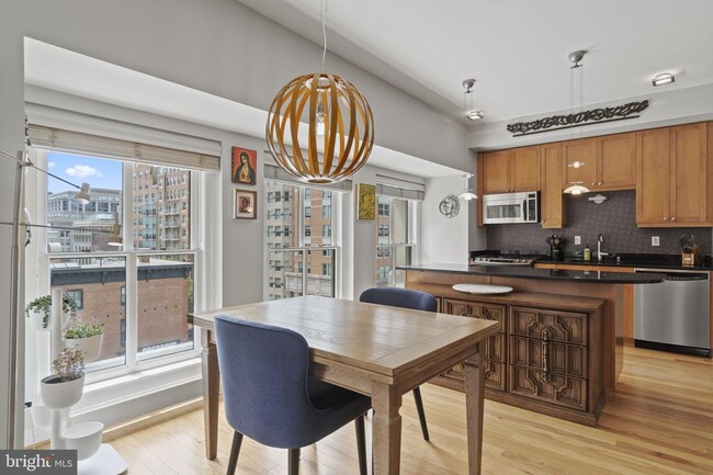 Foto del edificio - 675 E St NW