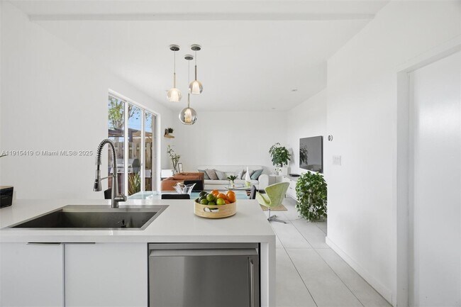 Foto del edificio - 16061 NW 24th St