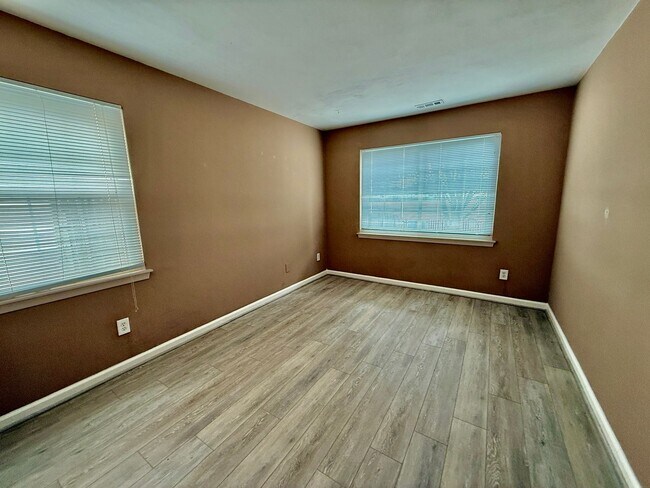 Building Photo - Beautiful water views with 3 bedrooms and ...
