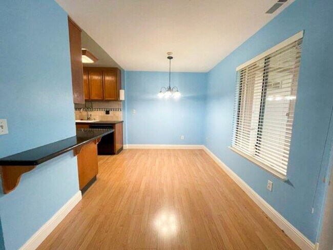 Foto del edificio - Cozy 2 Bedroom Ground Level Condo In The H...