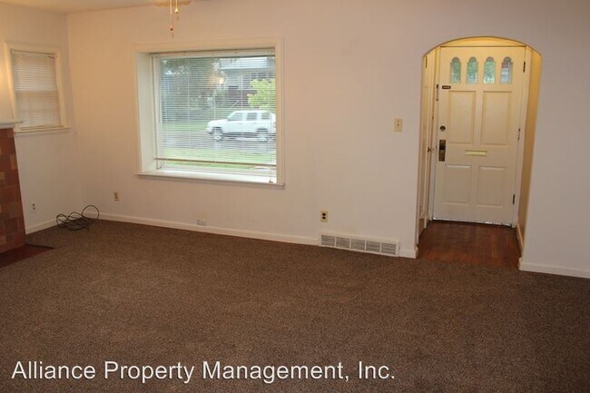 Building Photo - 723 Bertrand St