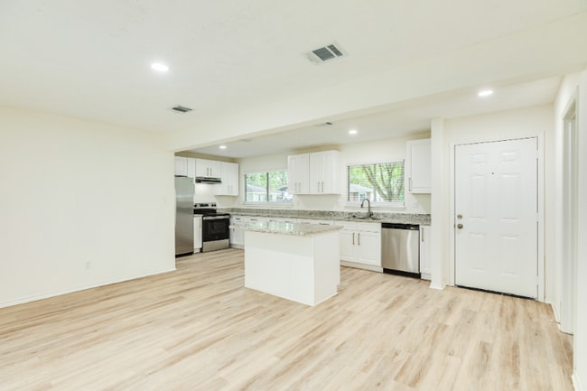 Building Photo - 408 Gardenia St