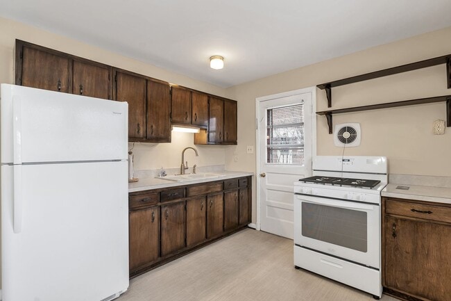 Building Photo - Well Maintained 3 Bedroom 1.5 Bathroom Spl...