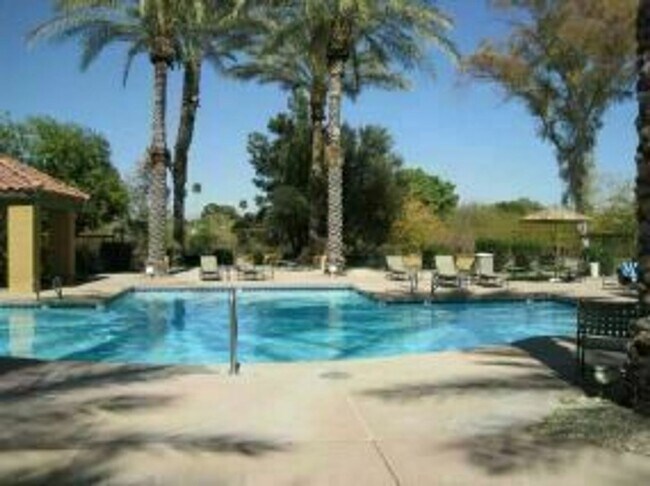 Foto del edificio - 4925 E DESERT COVE Ave
