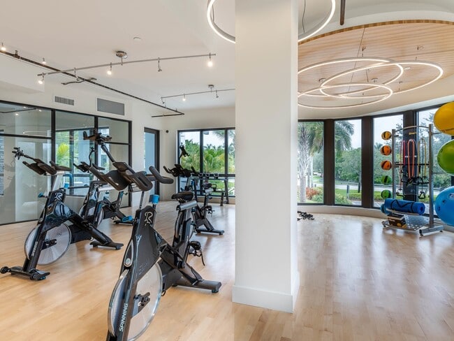 Gimnasio abierto las 24 horas con sala de spinning. - AMLI Park West