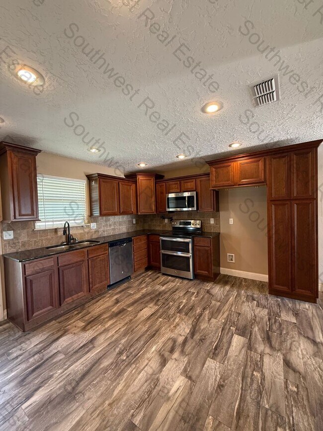 Foto del edificio - Spacious 3 Bedroom 2 Bath