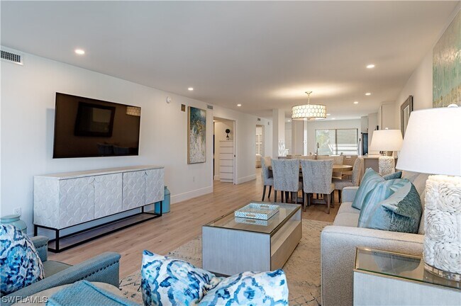 Building Photo - 305 Park Shore Dr