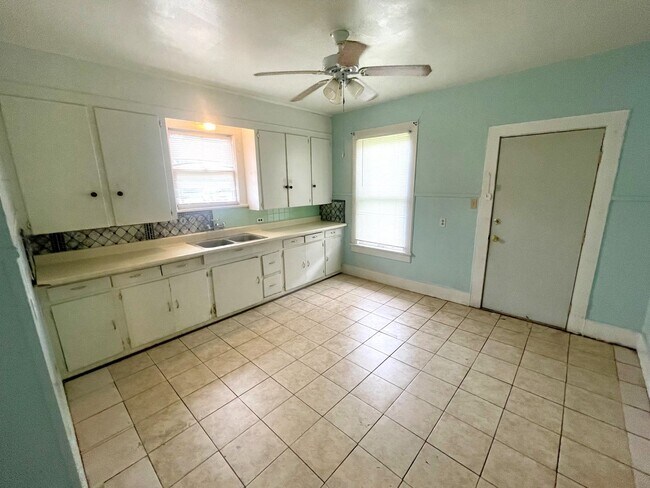 Building Photo - *Move-In Special* 1303 W. John Ave, Orange...