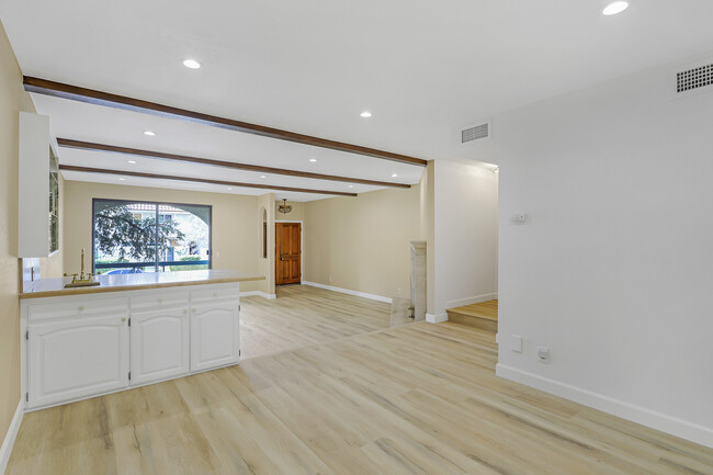 Building Photo - 5346 Zelzah Ave