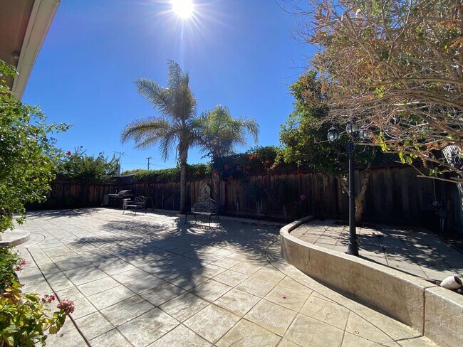 Foto del edificio - Gorgeous, Luxury and Furnished 3 bed 3 bat...