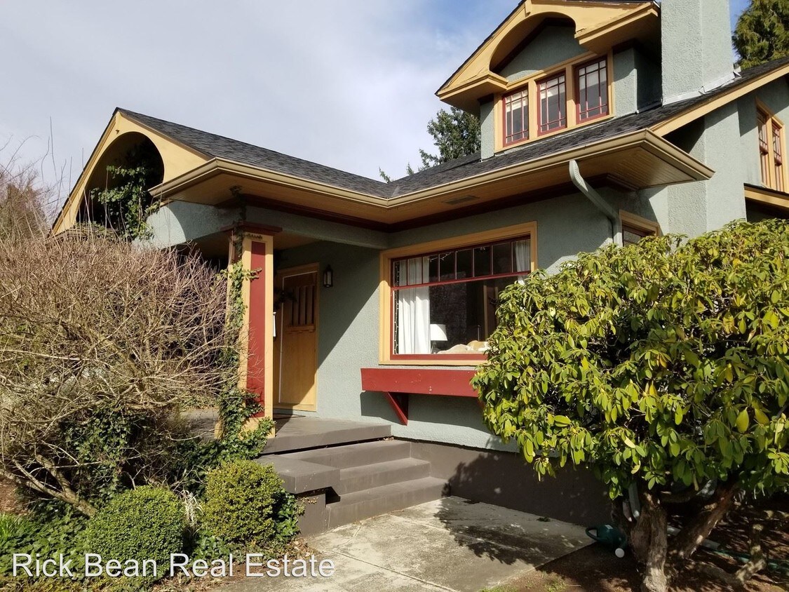 Foto principal - 3133 NE Knott St