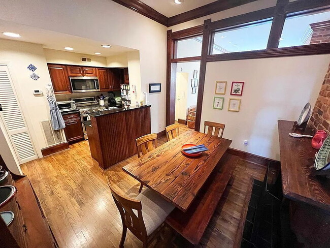 Building Photo - "Charming 1-Bedroom Gem in Vibrant NW DC – Your Perfect Urban Retreat Awaits!"