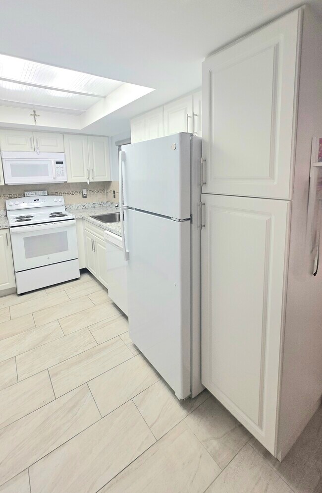 Building Photo - 4143 N Ocean Blvd