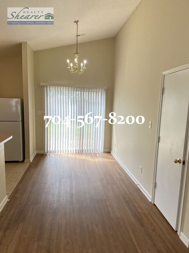 Building Photo - 3 Bed, 2 Bath Ranch in East Charlotte near...
