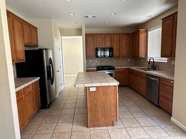 Building Photo - Beautiful 4 bedroom home