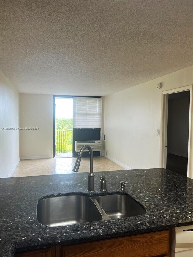 Building Photo - 2771 Riverside Dr