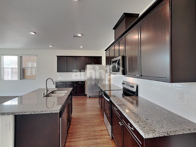 Foto del edificio - 9875 S Eastern Ave