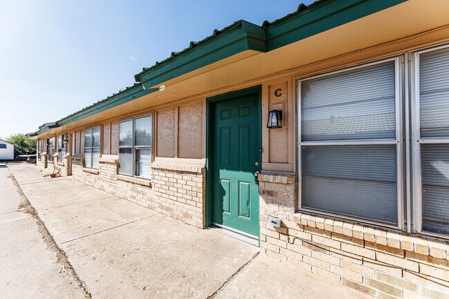 Building Photo - Freshly Updated - 2/1 Apartment with easy access to the Loop