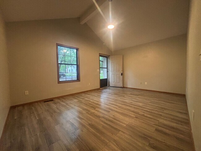 Foto del edificio - 2 bedroom 1 bathroom 1 car garage