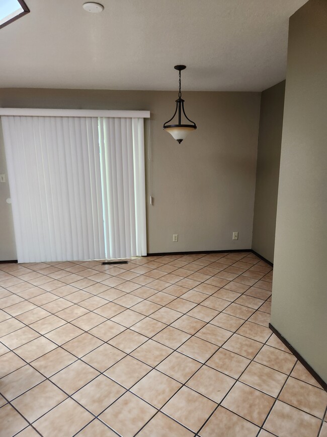 Building Photo - 2900 Salluce Dr