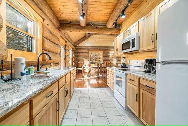 Building Photo - Furnished Log Cabin Extended Stay Summer Rental
