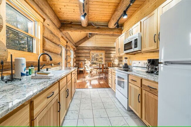 Foto del edificio - Furnished Log Cabin Extended Stay Summer Rental