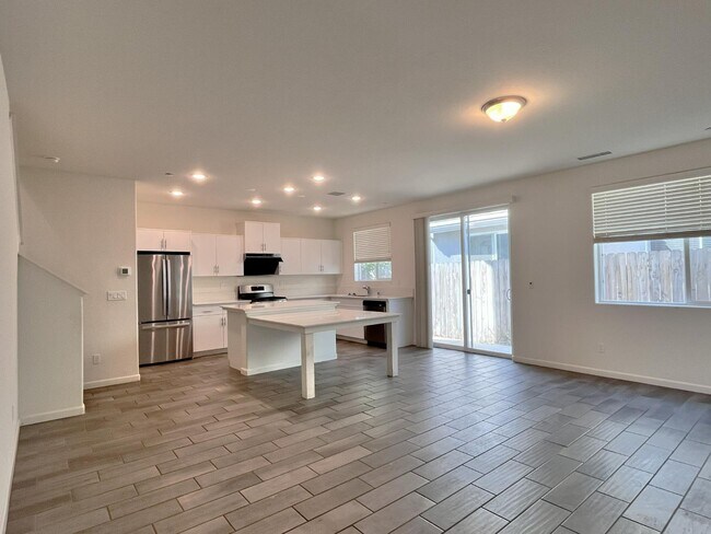 Foto del edificio - 537 Farmhouse Ln