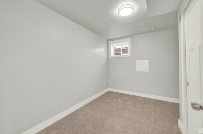 Building Photo - 1140 500 N