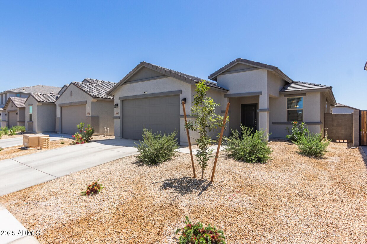 Foto principal - 17031 W Butler Ave