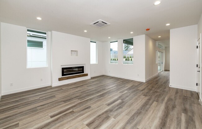 Building Photo - Edgewood Stunner