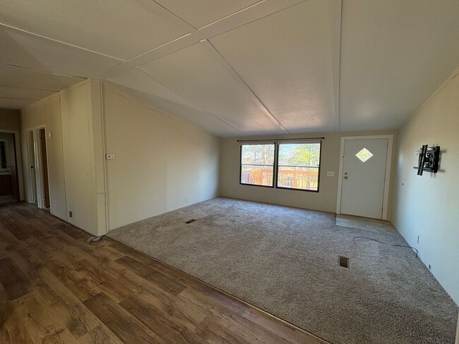 Building Photo - Spacious doublewide located in Bedford!
