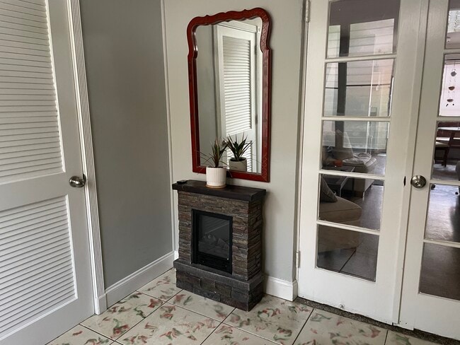 Entry way - 1505 White St