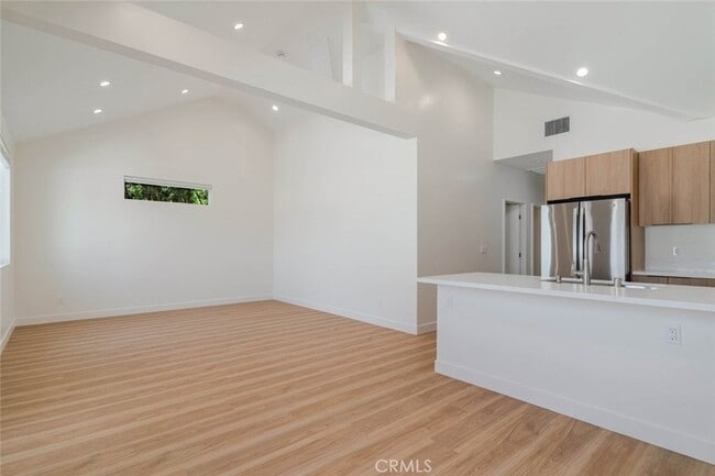 Foto del edificio - 7570 Chaminade Ave