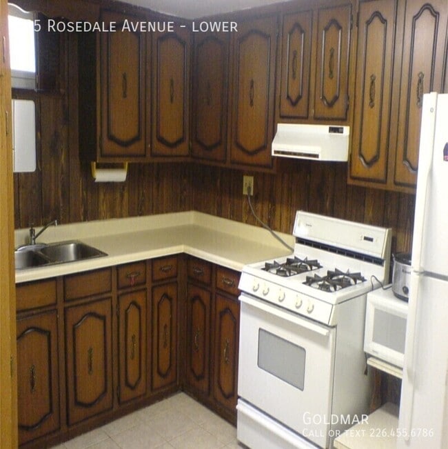 Photo du bâtiment - all inclusive 3 bedroom Walking distance to the University!  With parking