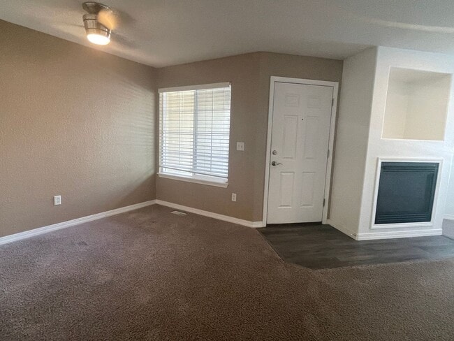 Building Photo - Beautiful 3 Bed/4 Bath Townhome in Longmon...