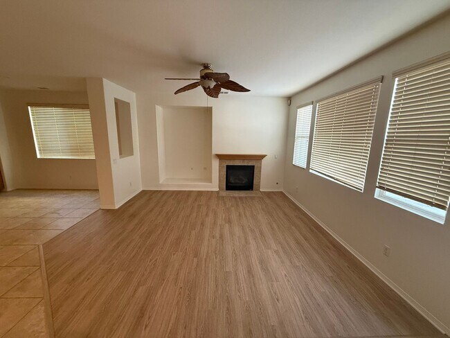 Foto del edificio - 5 Bedrooms 3.5 Bath in Willow Walk!