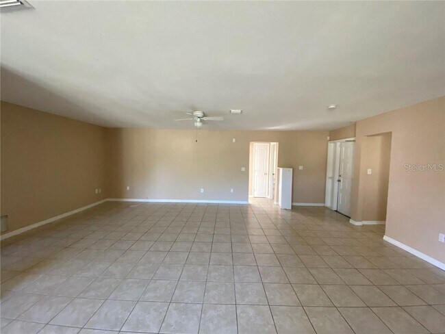 Foto del edificio - 22094 Kimble Ave