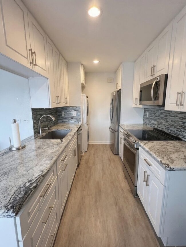 Building Photo - 4705 Marina Dr